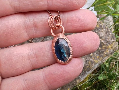 Přívěsek galvanoplastika „Paprsek nebeského klidu“ – Sytě modrý disthen (kyanit) v zářivé mědi a rose gold