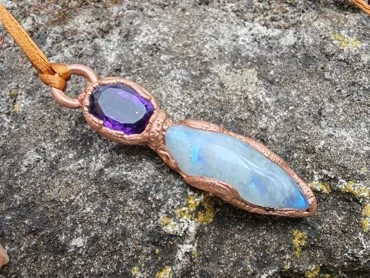 Přívěsek galvanoplastika „Amulet Měsíční Bohyně“ Broušený ametyst a duhový měsíční kámen v zářivé mědi
