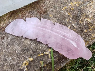 Vyřezávané růženínové pírko - Talisman lásky, něhy a aromaterapie *1
