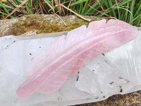 Vyřezávané růženínové pírko - Talisman lásky, něhy a aromaterapie *8