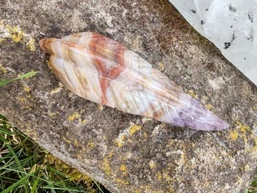 Pírko z ametystového achátu – Andělský talisman harmonie, vhledu a bezpečí *1