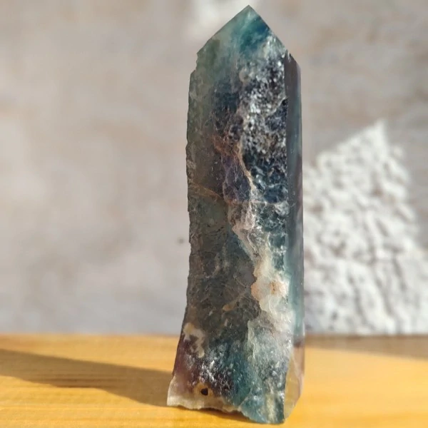 Přírodní fluoritový obelisk s krystalickou dutinou – zelenomodrý minerální hrot *1