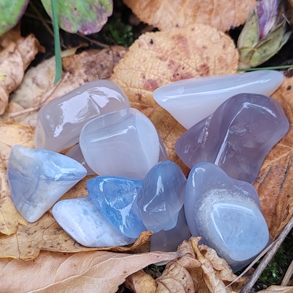 Tromlovaný krystal Krajkový chalcedon – Listopadový průvodce klidem