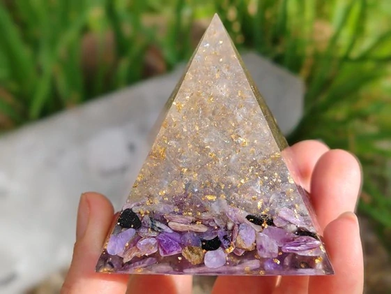 Orgonit Pyramida "Křišťálová čakra" dosah 5 metrů