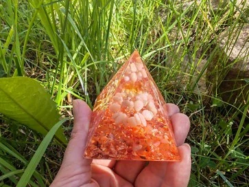 "Něžné slunečné pohlazení" , orgonit pyramida
