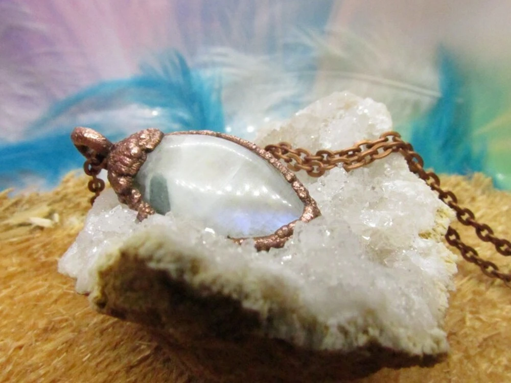 Amulet "Ženská něha" - duhový měsíční kámen