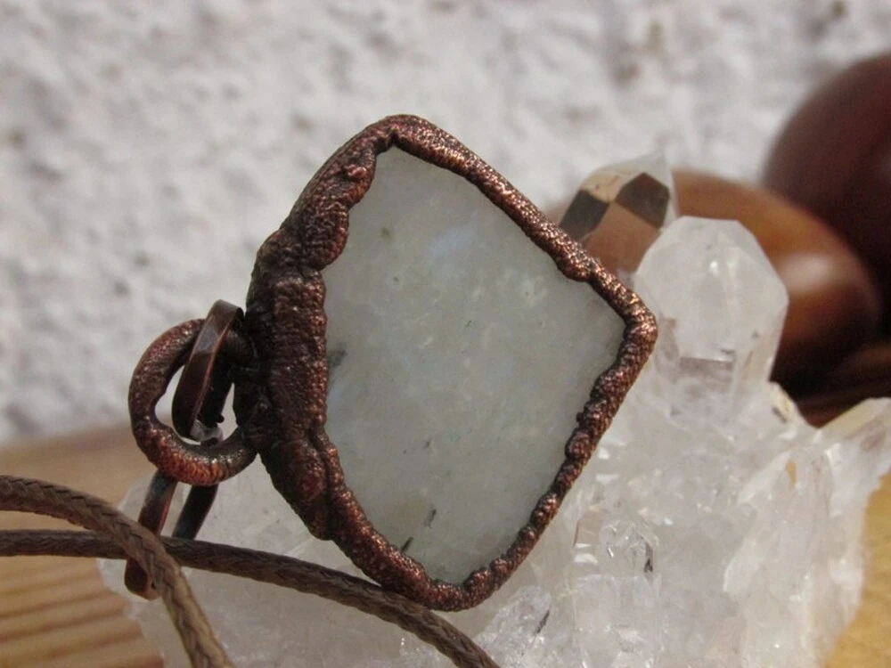 Amulet "Ženská něha" - galvanoplastika & duhový měsíční kámen