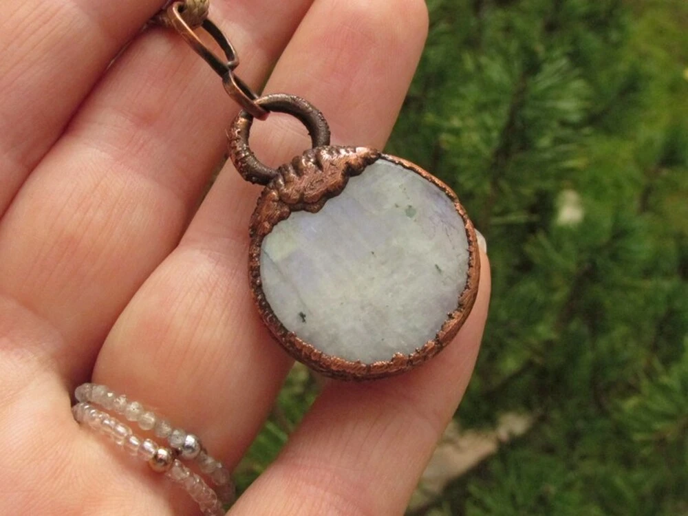 Amulet "Ženská něha" - galvanoplastika & duhový měsíční kámen