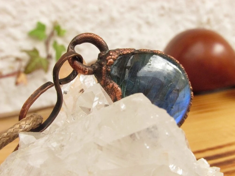 Amulet "Do každého koutku duše" - labradorit