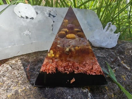 Orgonitová pyramida "Hojnost & Nadšení pro Lva"
