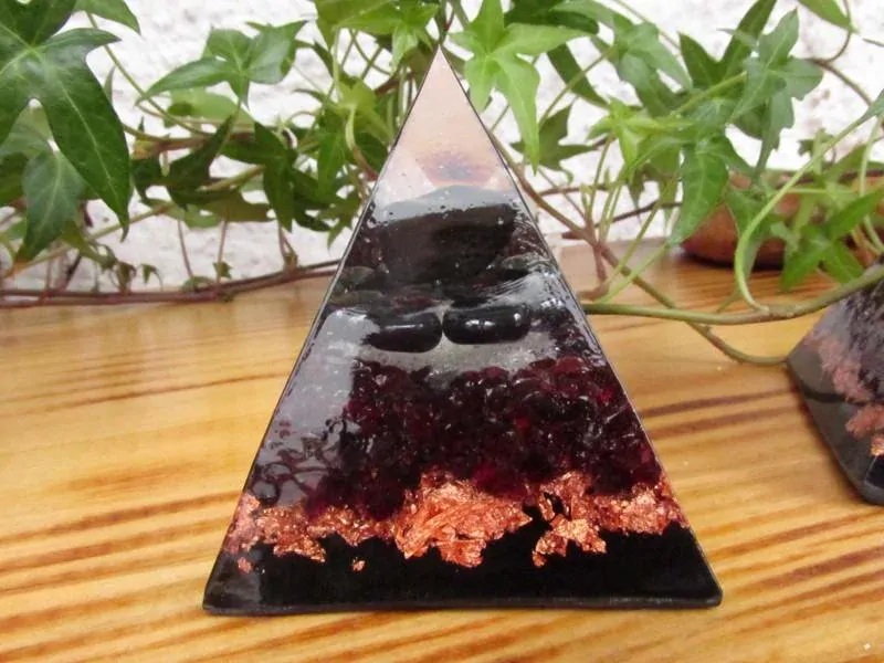Orgonitová pyramida "Důvěra & Odvaha pro Štíra""