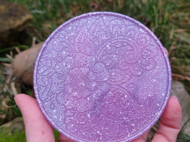 Orgonitová podložka duhově fialová s vločkami stříbra - pro čištení a nabíjení kamenů, pod svícen, pod hrneček