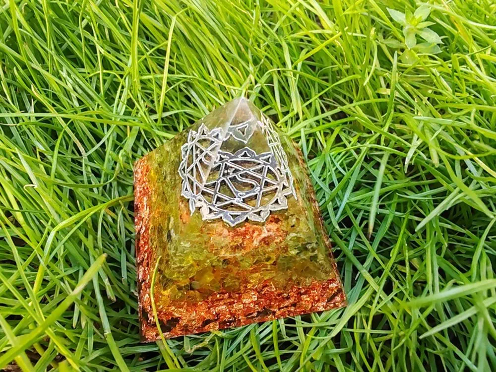 Orgonitová pyramida "Já miluji" - srdeční čakra