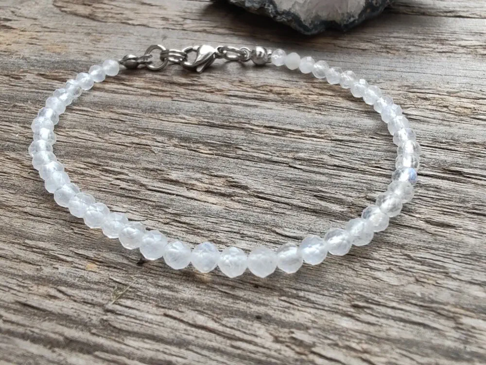 "Intuice a Jemnost" náramek duhový měsíční kámen, broušené kuličky 3,6mm