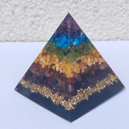 DÁREK k nákupu Orgonit Čakrová pyramida s extra silnou ochranou 6x6cm z pravých kamenů