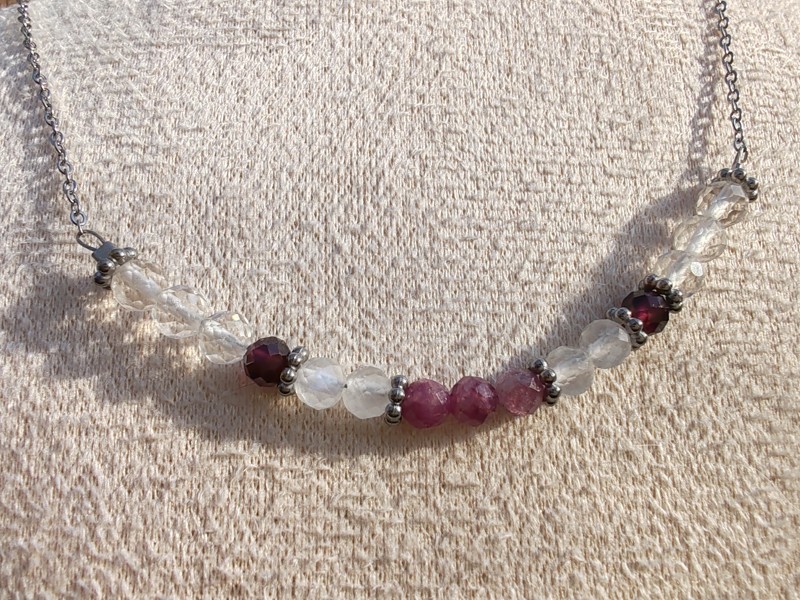 Náhrdelník "Láska" rubelit, granát, měsíční kámen, lepidolit