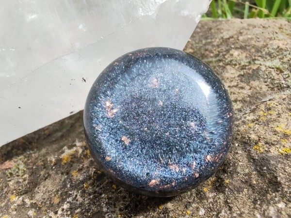 "Stříbřitý ochránce aury" - orgonit se šungitem, křišťálem a vločkami mědi