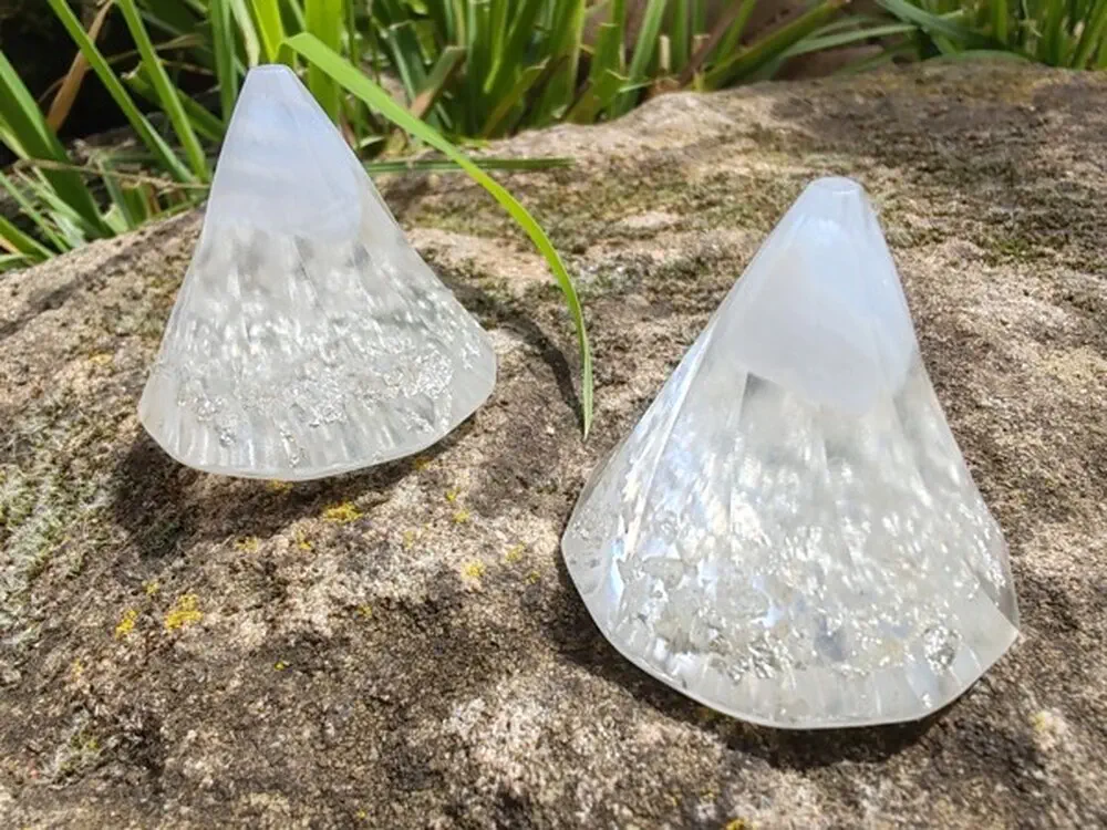 "Stříbrná spirála vědomí" - orgonitový kužel chalcedon, vločky stříbra