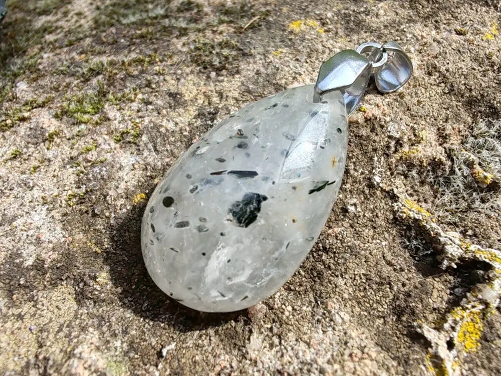 "Prastarý Kód Světla a Stínu" - přívěsek křemen s inkluzemi - Black dot quartz kabošon *2