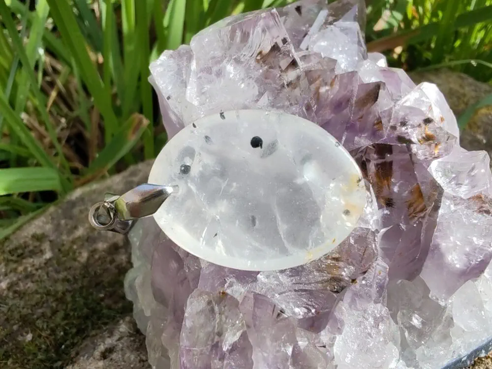 "Prastarý Kód Světla a Stínu" - přívěsek křemen s inkluzemi - Black dot quartz kabošon *8