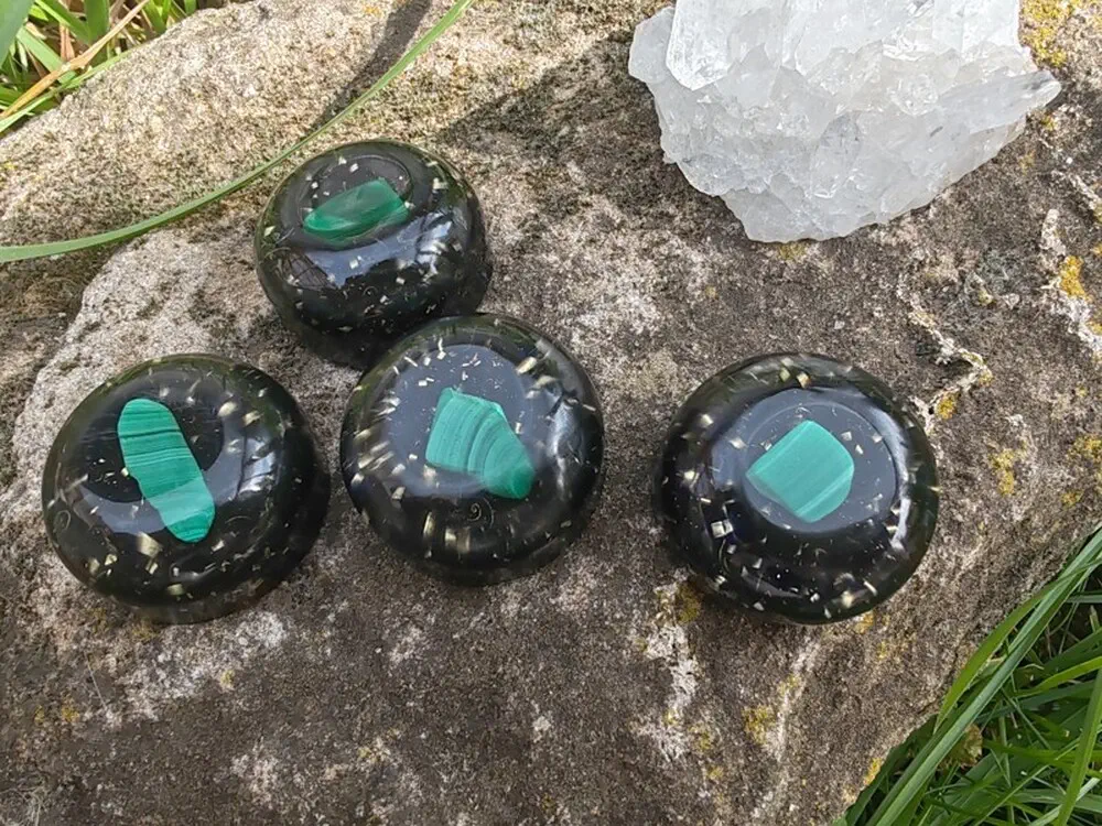 "Malachitový štít čistoty" orgonitová polokoule s malachitem, šungitem