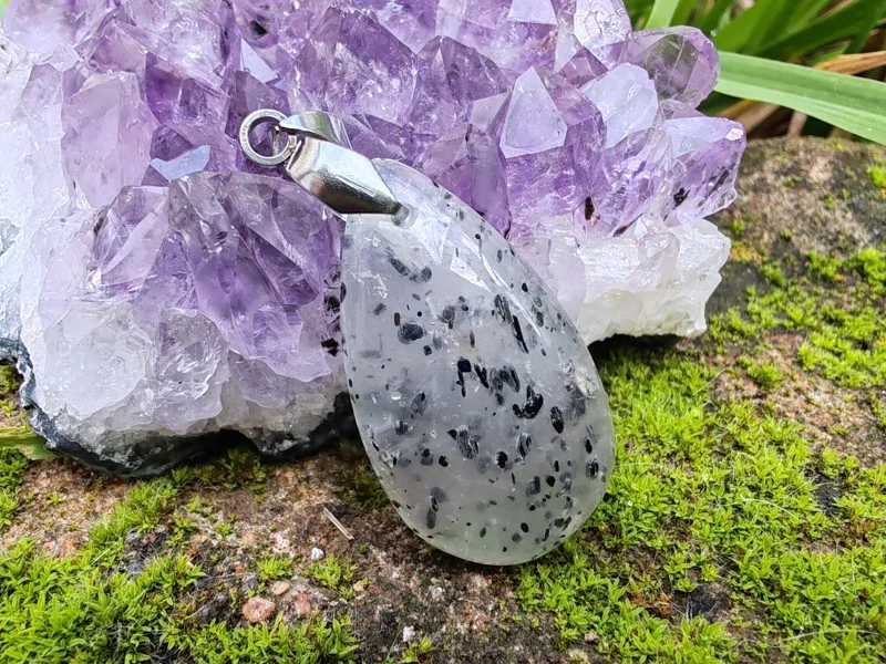 "Prastarý Kód Světla a Stínu" - přívěsek křemen s inkluzemi - Black dot quartz kabošon *15