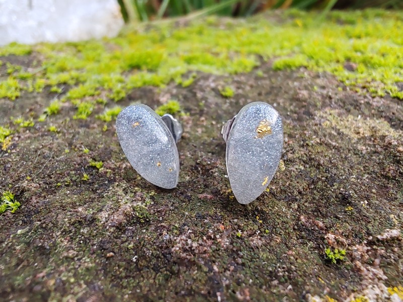 Orgonitové Náušnice – Sněžné Pohlazení se Zlatým Akcentem