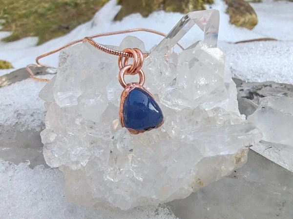 Vzácný tanzanit: Kámen transformace a moudrosti