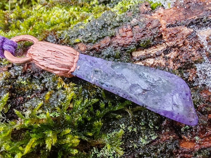 "Amulet Fialové Mlhy: Čaroitová strážkyně" - galvanoplastika čaroit
