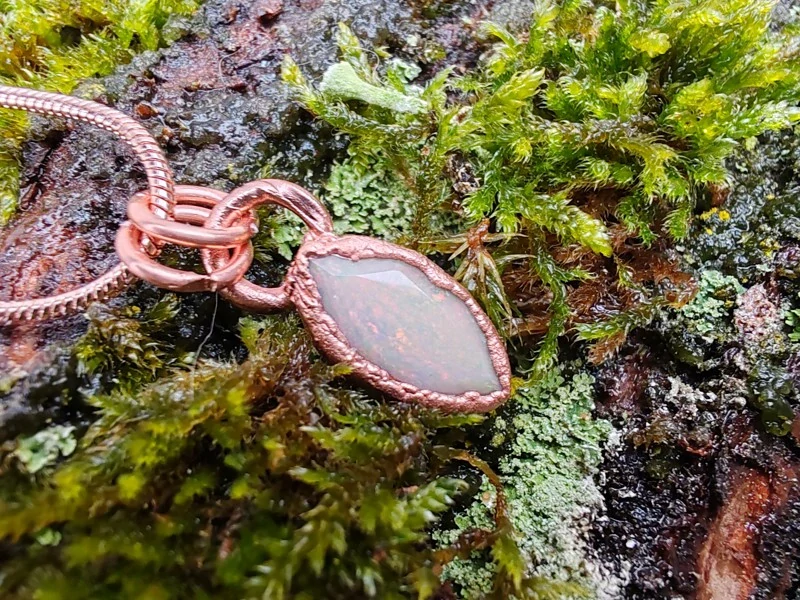 "Amulet Kapka duhy: Světlo etiopského opálu" náhrdelník galvanoplastika