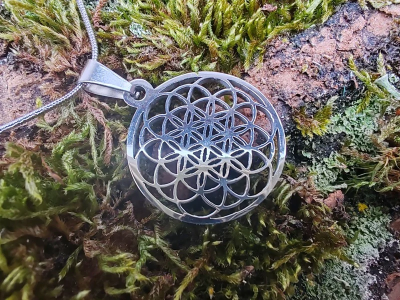Nerezový amulet Květ života – Symbol harmonie a jednoty (včetně řetízku)