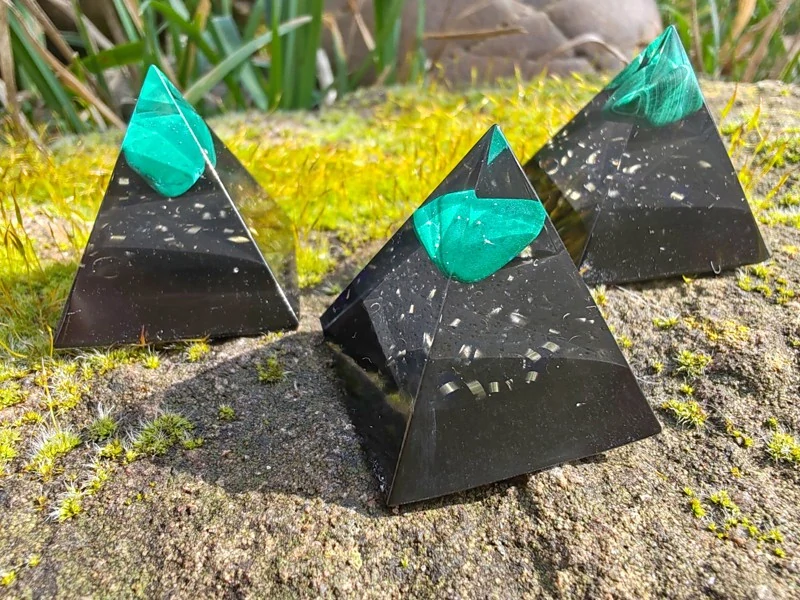 "Orgonit srdce a ochrany" Orgonitová mini pyramidka Malachit & Šungit