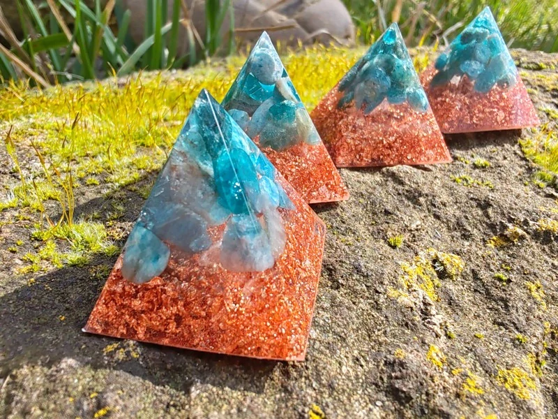 "Vůle a komunikace" Orgonitová mini pyramidka Modrý apatit & Měď