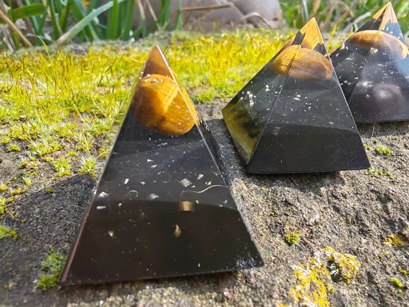 "Odvaha a uzemnění" Orgonitová mini pyramidka Tygří oko & Šungit