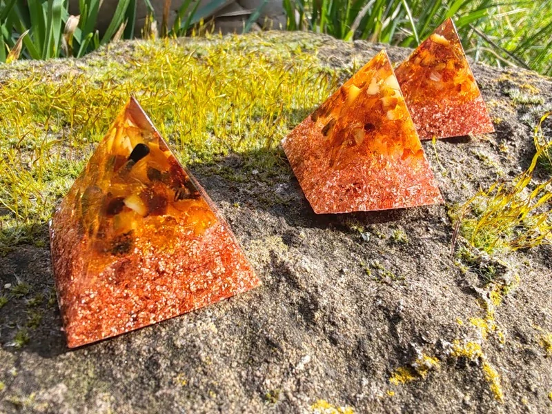 "Sluneční ochrana a regenerace" Orgonitová mini pyramidka Jantar & Diamantový křišťál