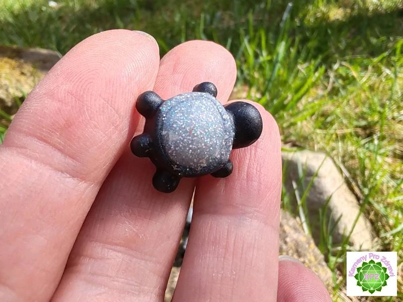 Dárek k nákupu nad 300,- "Želví kouzlo pro štěstí" - orgonitová mini želvička se šungitem a třpytivým pigmentem 