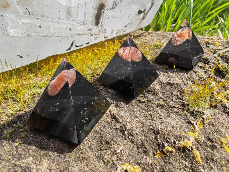 "Radost a životní síla" Orgonitová mini pyramidka Sluneční kámen & Šungit