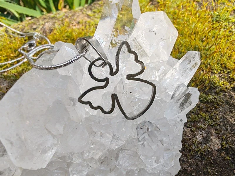 "Něžný andělský dotek" – Nerezový přívěsek Anděl na háďátkovém řetízku