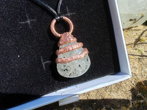 Měděný amulet "Vesmír v kapce" – Black Dot Quartz (Galvanoplastika)