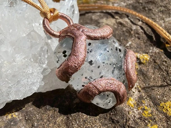 Měděný amulet Geometrie přírody – Black Dot Quartz (Galvanoplastika)