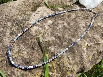 "Maják intuice" - náhrdelník sodalit broušené kuličky, 3,2mm