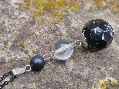 "Magický štít" Vzdušný orgonitový přívěsek se surovým šungitem, křišťálem a stříbrem