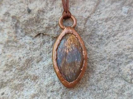 "Zář Sluneční Galaxie" - amulet se slunečním kamenem Rainbow lattice sunstone