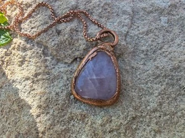 "Něžná Strážkyně Srdce" amulet Kunzit galvanoplastika
