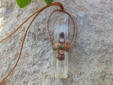 "Chrám Starodávné Moudrosti" Amulet Mistrovský lemurijský křišťál s pěti drahokamy v surové mědi