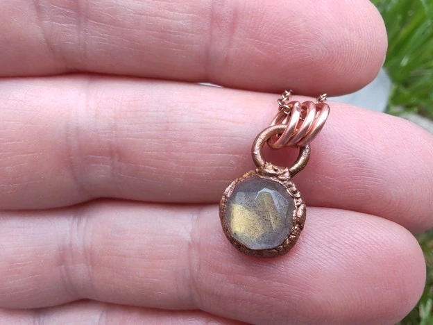 "Malé Zrcadlo Intuitivního Světla" Amulet Labradorit galvanoplastika