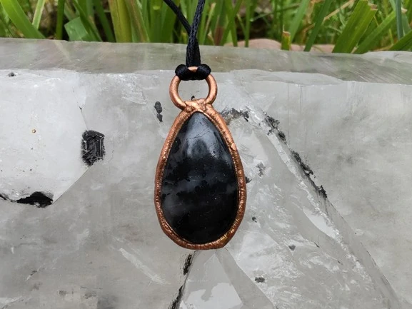 "Pevnost v Bouři" Amulet Černý turmalín v křemeni galvanoplastika