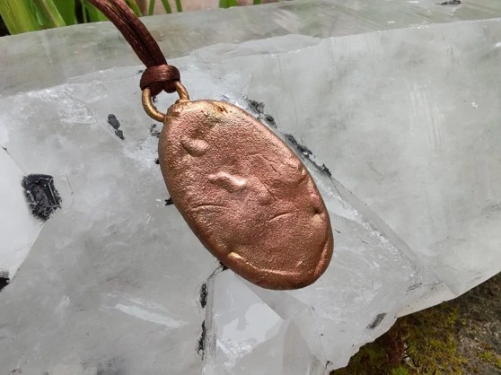 "Strážce Vnitřní Proměny" Amulet Malachit & Ametyst galvanoplastika