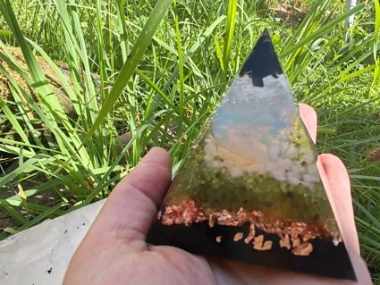 "Světlo a Ochrana" Orgonitová pyramida – Opalit, Turmalín a Šungit
