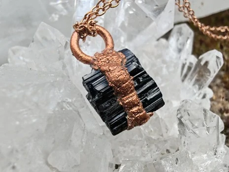 Přívěsek galvanoplastika „Černá hvězda“ – Surový černý turmalín na řetízku rose gold